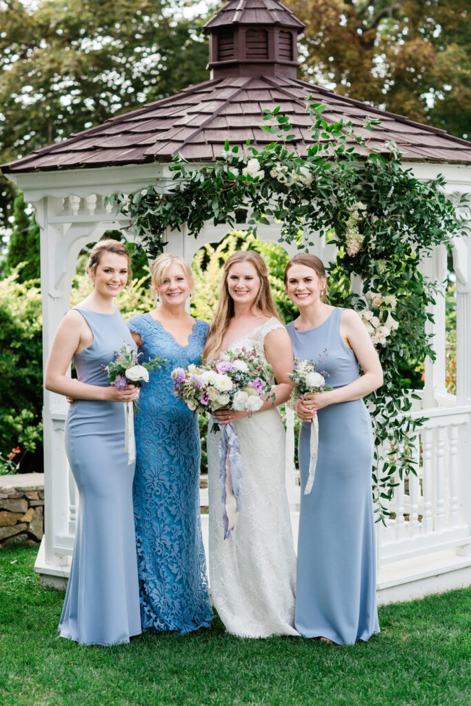 bride with her mom and her sisters