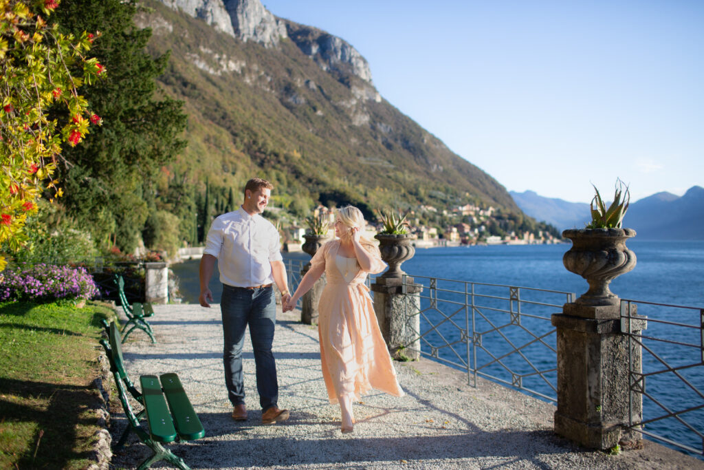 Couple walking holding hands in the gardens at Villa Monastero