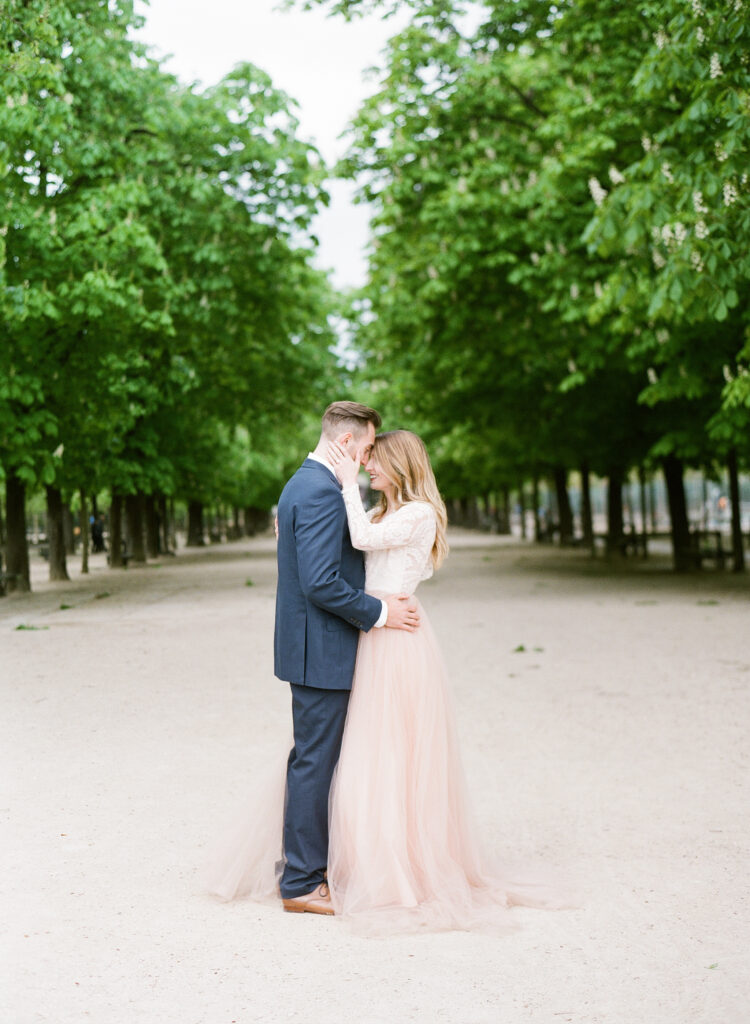 bride and groom in jardin de luxembourg