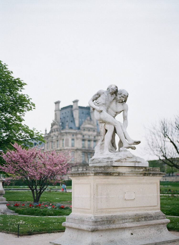 jardin de luxembourg statue of two people in an embrace